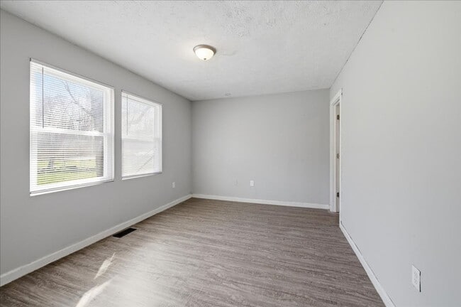 Building Photo - 2819 N Gladstone Ave