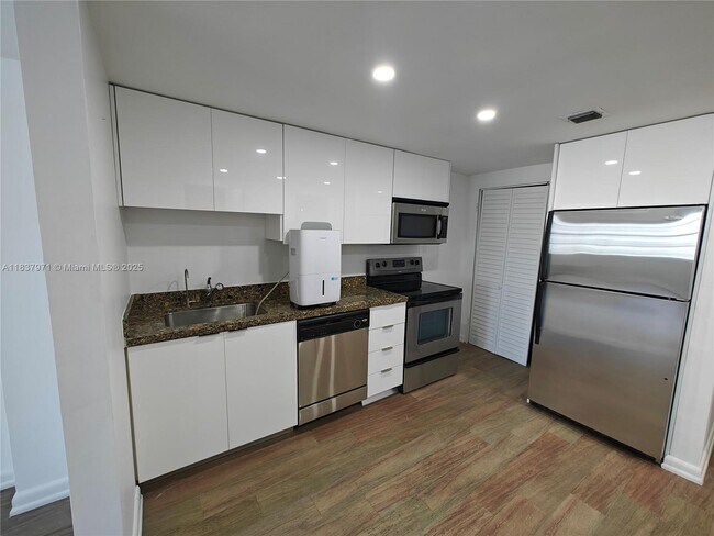 Building Photo - 801 Brickell Bay Dr