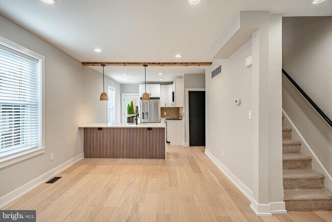 Building Photo - 303 W Washington St