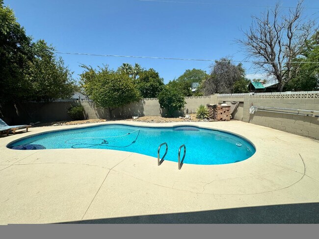 Building Photo - 8238 E Vista Dr