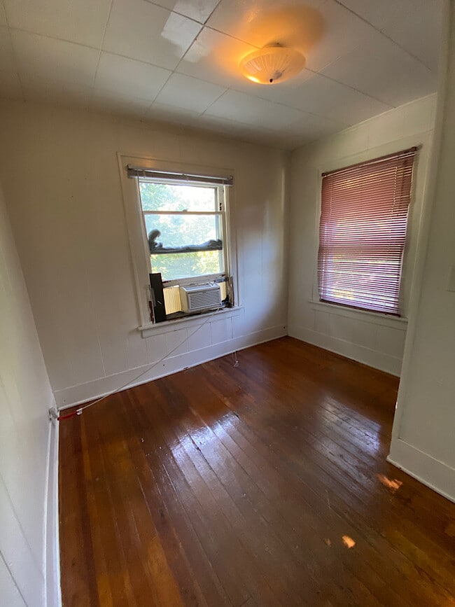 Building Photo - 714 N Van Buren St