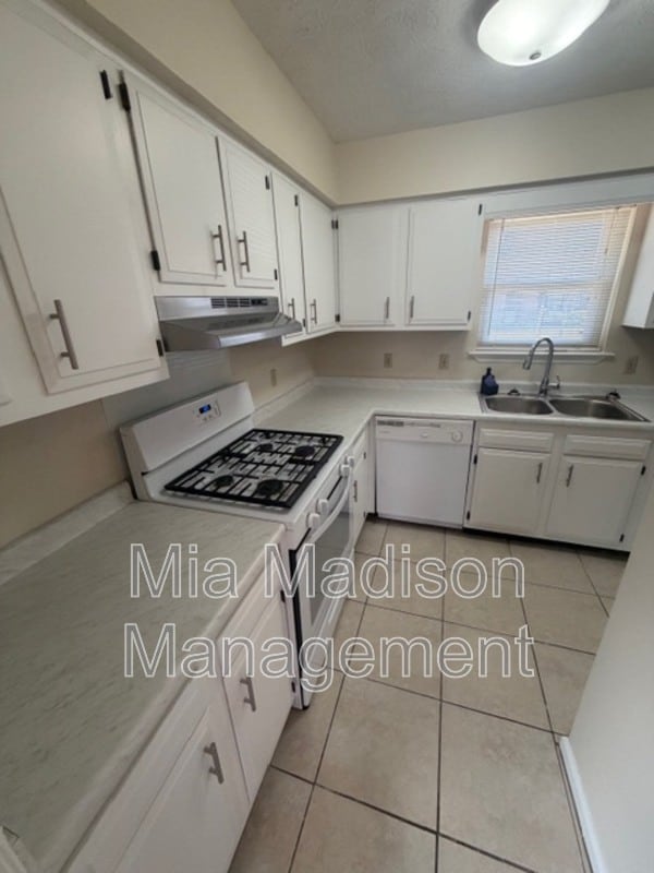 Building Photo - 11 Peach Ct