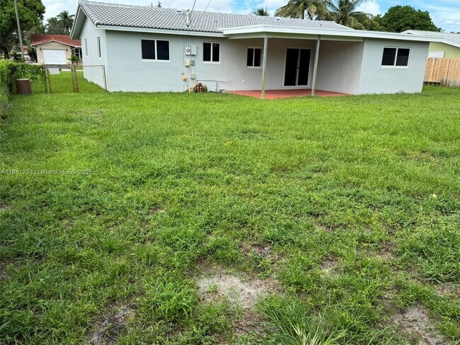 Building Photo - 1020 NW 45th Ct