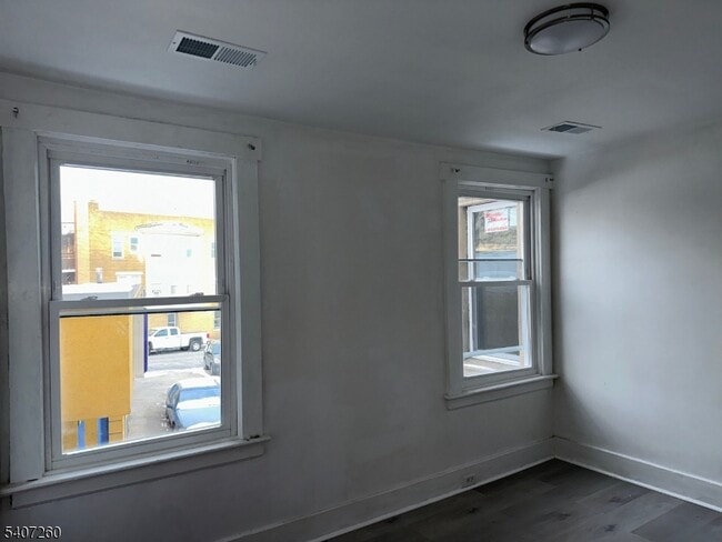 Building Photo - 336 Broad St