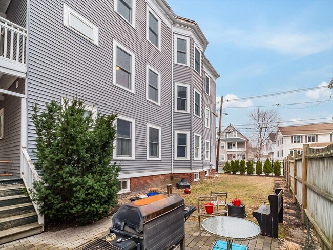 Building Photo - 318 Beacon St