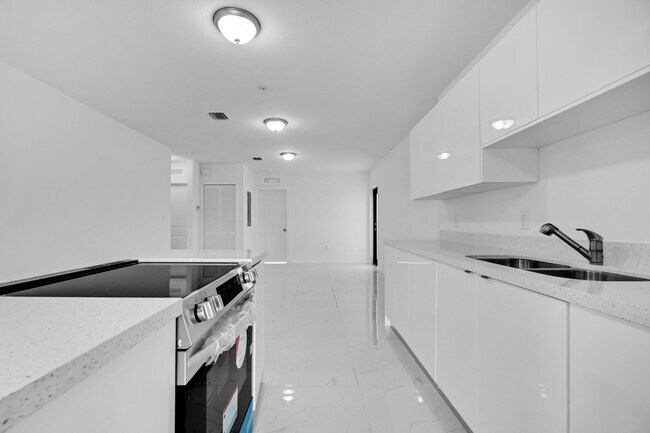 Building Photo - Goulds 4 Bed Triplex