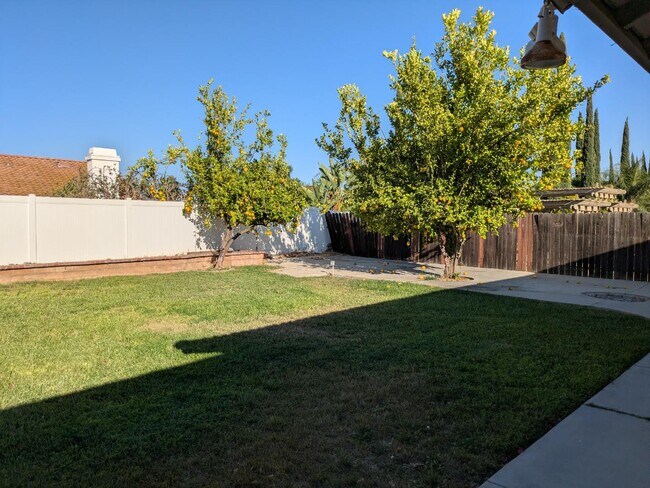 Building Photo - 8730 Sandhill Dr