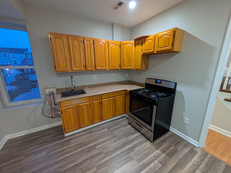 Building Photo - 653 Chain St