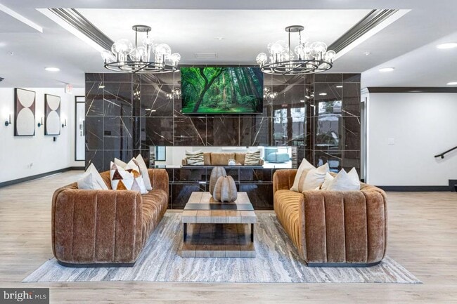 Building Photo - 701 N Henry St