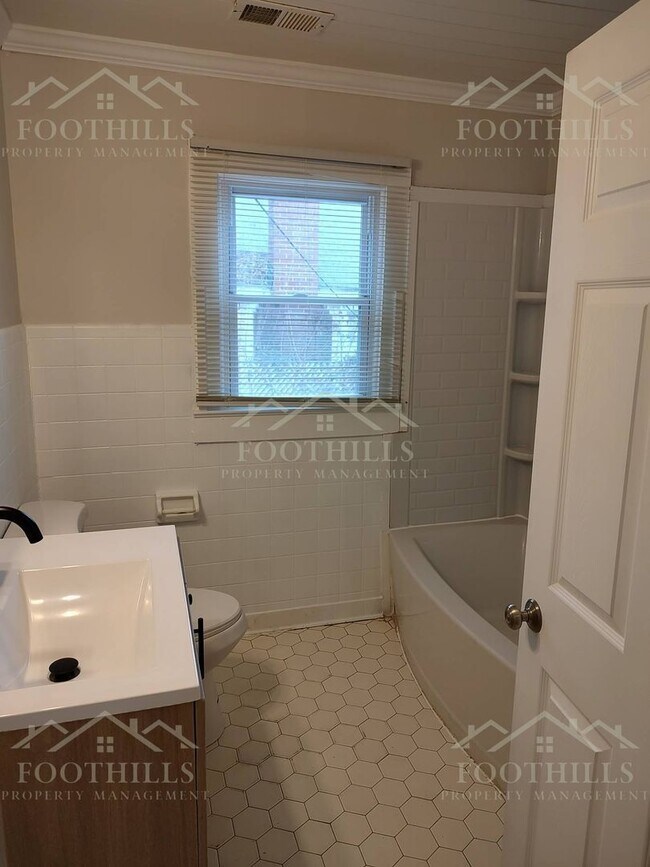 Building Photo - 211 Dickens Ave