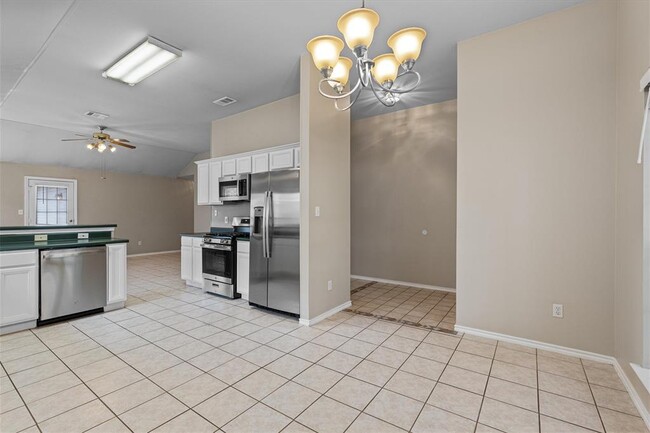 Building Photo - 1404 River Oak Dr
