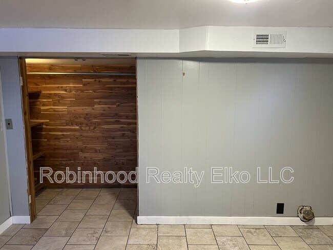 Building Photo - 272 W Cedar St