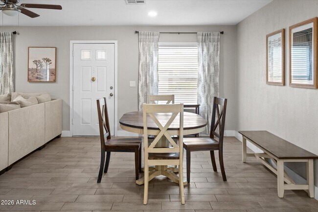 Building Photo - 1211 W Palomino Dr