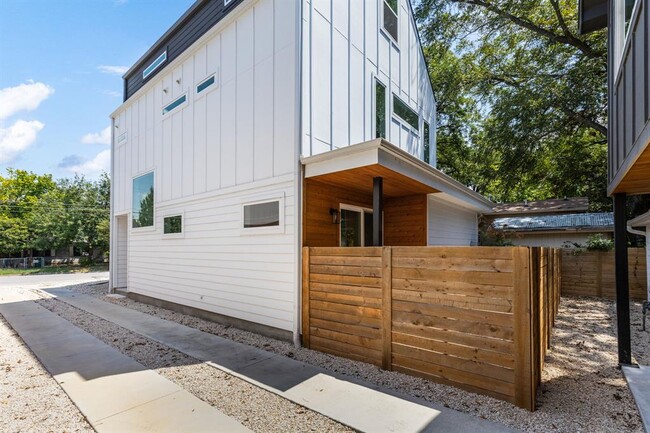 Building Photo - 2813 Prado St