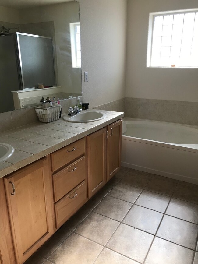 Building Photo - Beautiful 2 Bedroom/2 Bathroom Townhome in Kensington Estates