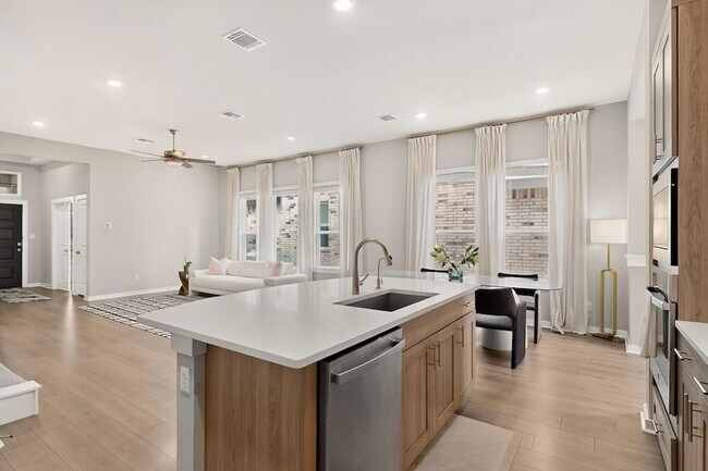 Building Photo - 1008 Summer Gln