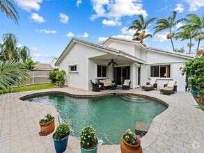 Building Photo - 3 bedroom in Dania FL 33004