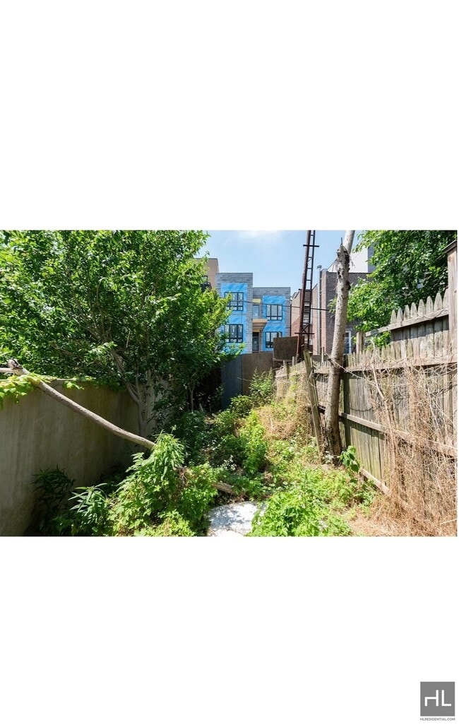 Building Photo - 3BR 1.5BA Duplex w/ Private Backyard & Lau...