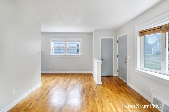 Building Photo - Updated 3 Bedroom Home