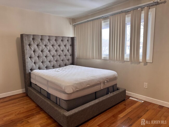 Building Photo - 489 Madison Dr