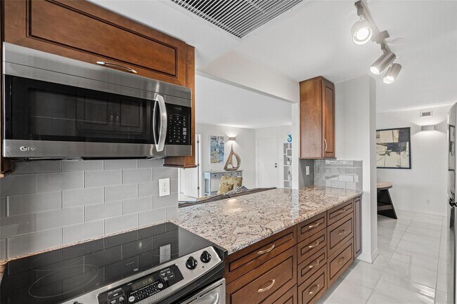 Building Photo - 2841 N Ocean Blvd