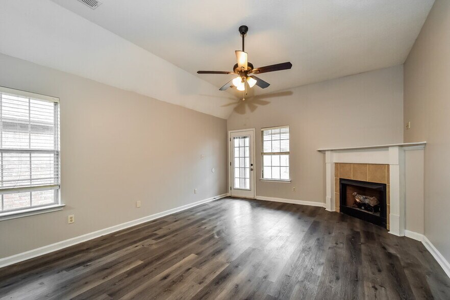 Building Photo - 8238 Regal Bend Dr