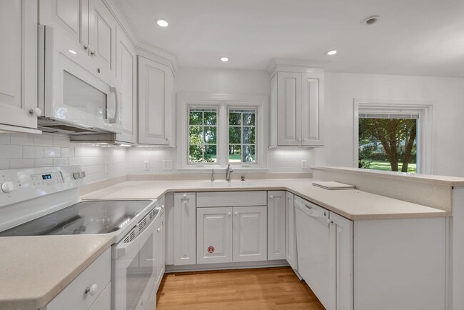 Building Photo - One level living in the heart of Brentwood