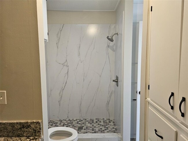 Building Photo - 503 W 12th St