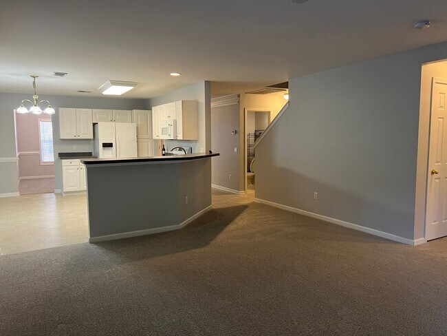 Building Photo - Three Bedroom Home in Pinecrest with Garage