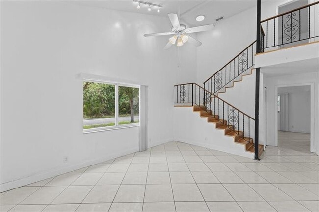 Building Photo - 5410 SW 43rd Terrace