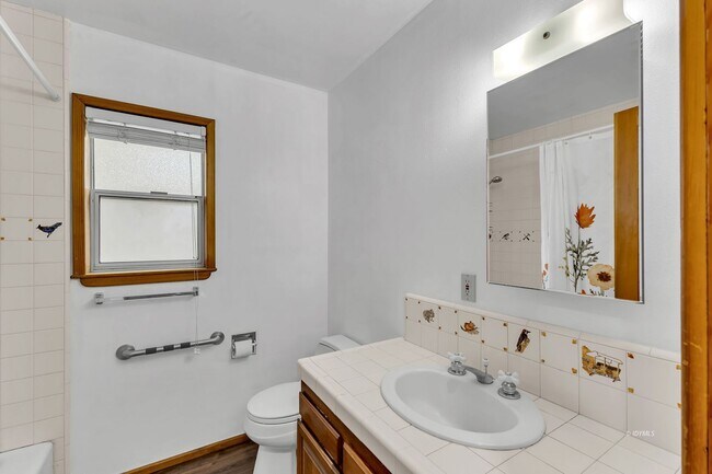 Building Photo - Mountain Lodge Home 1 Mile Away from the C...
