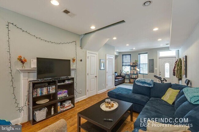 Building Photo - 604 Harvard St NW