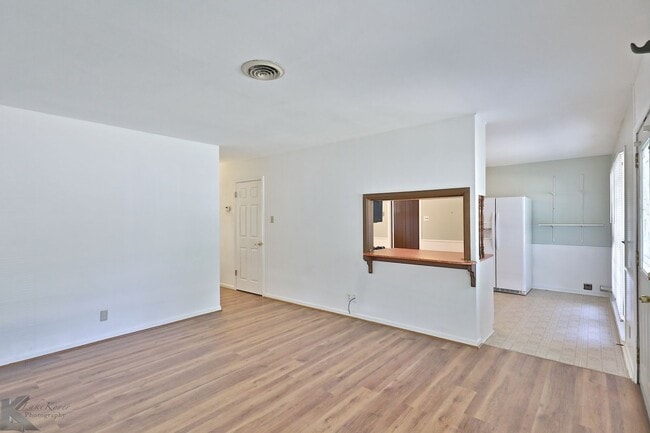 Building Photo - 3 bed/1.5 bath, 2 living home