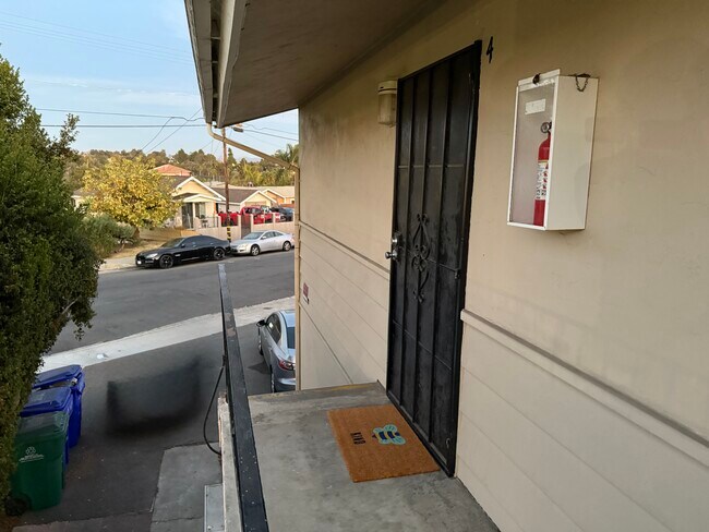 Building Photo - 4068 Oakcrest Dr