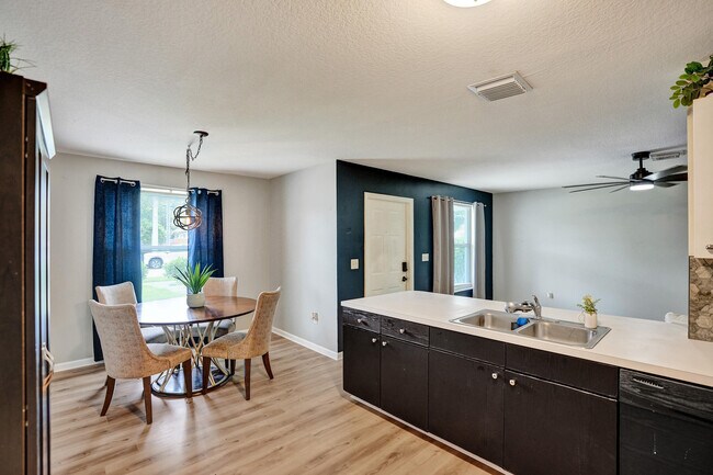 Building Photo - 1095 Miami Blvd