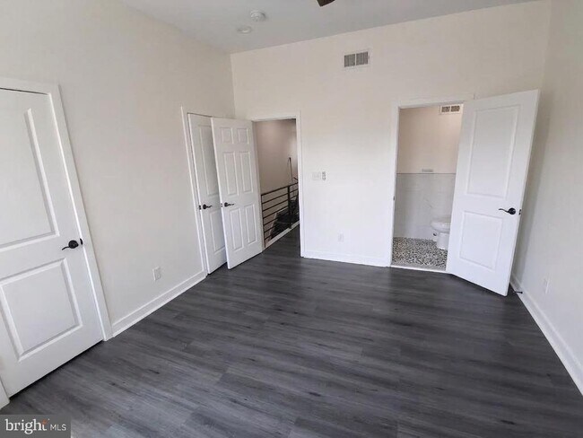 Building Photo - 5751 Larchwood Ave