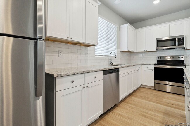 Building Photo - Brand New 3 Bd 3 Full Bath Townhouse Near ...