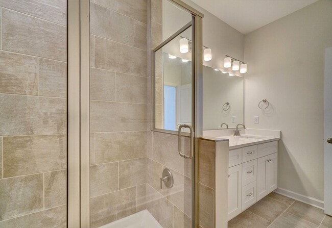 Building Photo - 3-Bedroom Townhome w/Attached Garage! Avai...