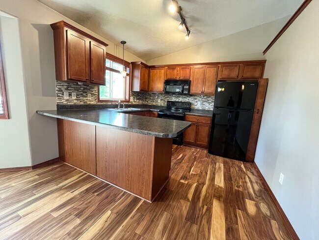 Building Photo - Stunning 4 Bed/2 Bath with 3 Car Garage and Fenced in Yard!