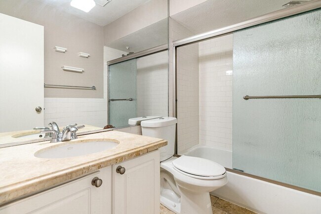 Building Photo - 5934 Sandhurst Ln