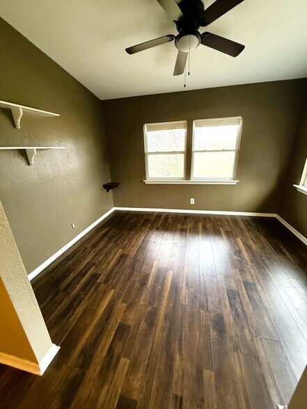 Building Photo - 212 Thornton Ln