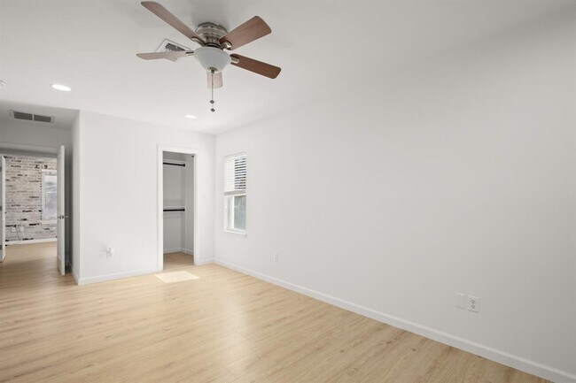 Building Photo - 3203 S Oak Dr