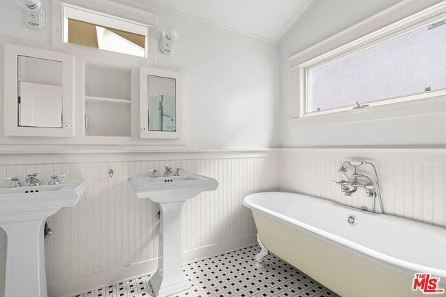 Building Photo - 813 Crestmoore Pl