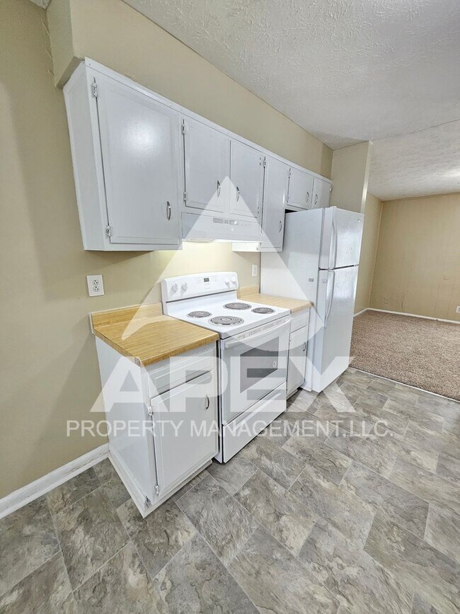 Building Photo - Nice 3Bd 1.5 Townhouse in WEST KNOX off Cedarbluff! END UNIT!
