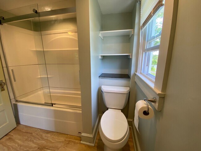 Building Photo - Woodfin - 1920's Cottage