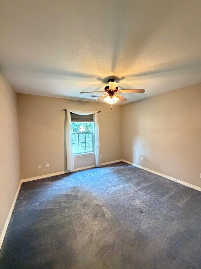 Building Photo - "Charming 3-Bedroom Summerbrooke home with 2 Full Baths with Fenced in, flat back yard”