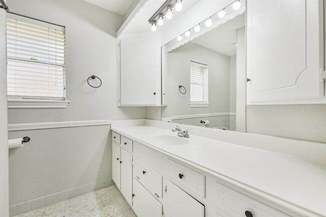 Building Photo - 623 E Cypresswood Dr