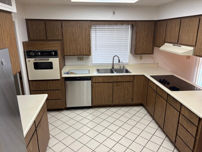 Building Photo - 4218 E Crescent Ave