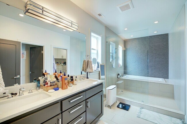 Building Photo - 5bd/3.5ba Seattle Home