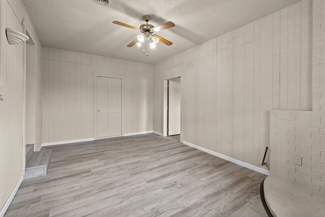 Building Photo - 16 acre farm property recently renovated!